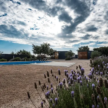 Innova Travelvir - Mobhome Larus Campsite Pirovac